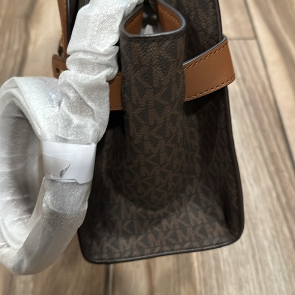 Michael Kors Carmen Satchel Signature Brown - Picture 5 of 9